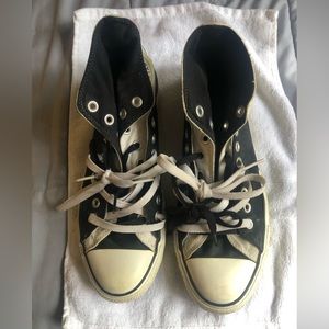 Converse Foldable and Unique! Black and White Men’s Size 9/Women’s Size 10.5